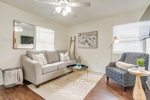 Smart TV - Green Door Cutie Close to Everything in The Fort! (Fort Worth)