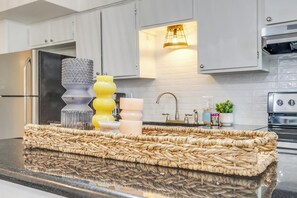 冰箱、微波炉、烤箱、炉灶