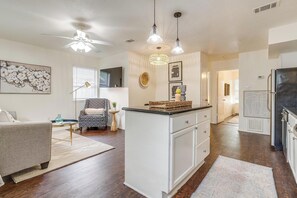 Interior - Green Door Cutie Close to Everything in The Fort! (Fort Worth)