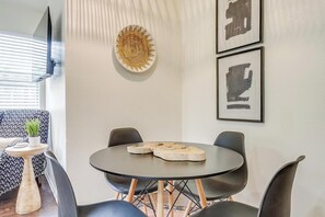 Dining - Green Door Cutie Close to Everything in The Fort! (Fort Worth)