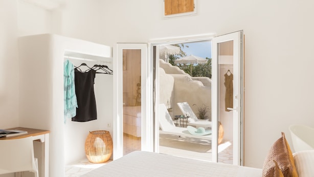 Suite – deluxe, balkong, hageutsikt | Oppholdsområde
