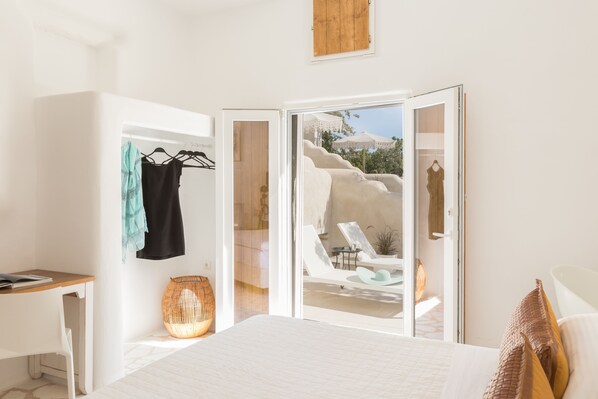 Suite Deluxe, balcón, vista al jardín | Área de sala de estar