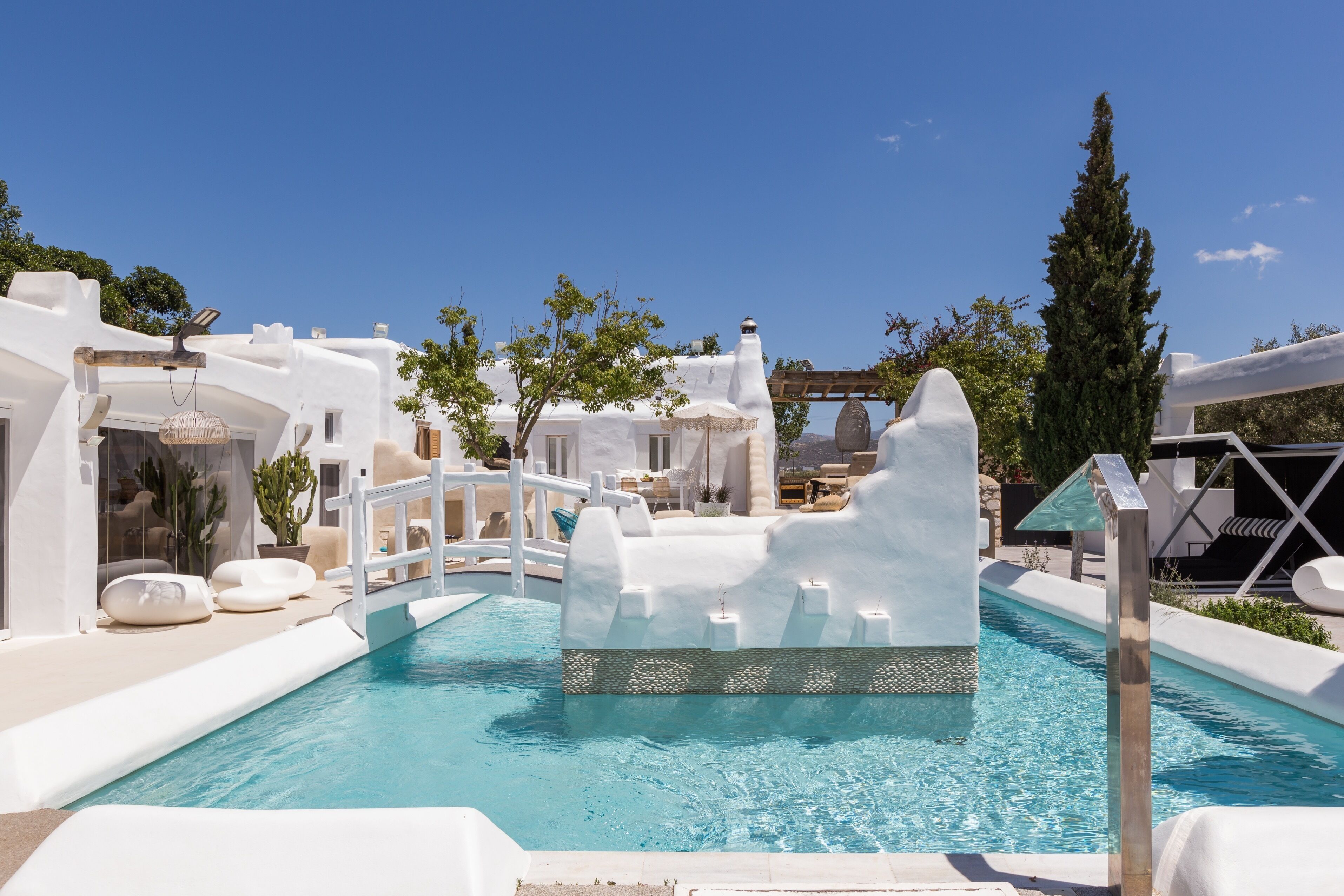 Una piscina al aire libre de temporada, sillones reclinables de piscina