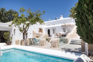 Alberca al aire libre por temporada y camastros