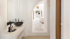 Suite – deluxe, balkong, hageutsikt | Bad | Dusj, toalettartikler (inkludert), hårføner og håndklær