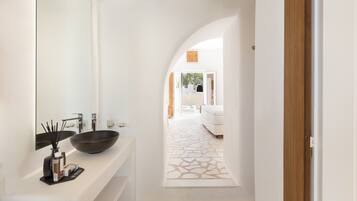 Suite Deluxe, balcón, vista al jardín | Baño | Regadera, amenidades de baño gratuitas, secadora de cabello, toallas