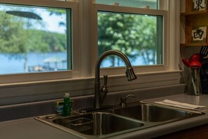 Fridge, microwave, oven, stovetop - Grandpa's House | 2 Kayaks | Sleeps 6 (Prosperity)