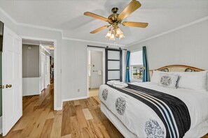 3 bedrooms, iron/ironing board, travel cot, WiFi - Grandpa's House | 2 Kayaks | Sleeps 6 (Prosperity)