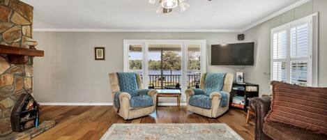 Télévision, cheminée