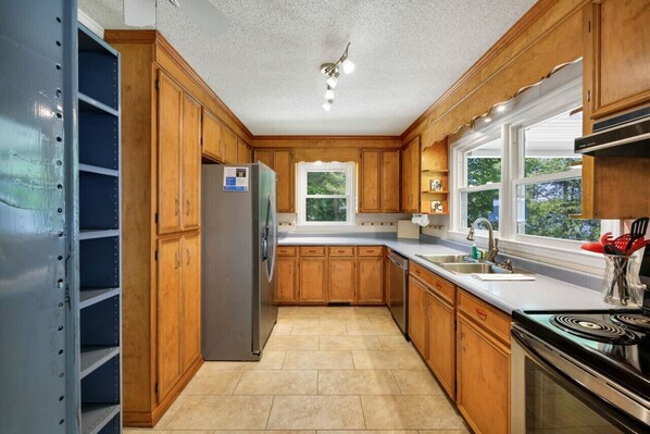 Frigorífic, microones, forn i placa de cuina 