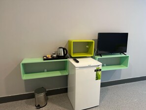 In-room safe, desk, laptop workspace, iron/ironing board - Aderans Hotel (Istanbul)