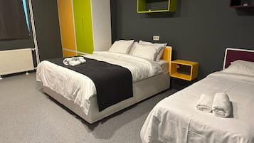 1 Schlafzimmer, Zimmersafe, Schreibtisch, laptopgeeigneter Arbeitsplatz