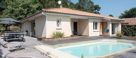 Een verwarmd zwembad