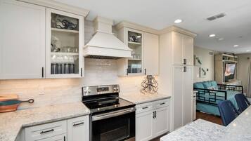 Refrigerador, microondas, horno y parrilla de estufa