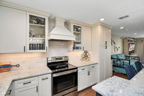 3 KING beds, CLOSE TO CRUISE LINES; Free parking,Rooftop dining at your leisure!