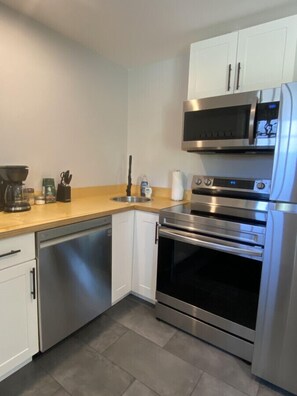 Kylskåp, mikrovågsugn, ugn och spishäll