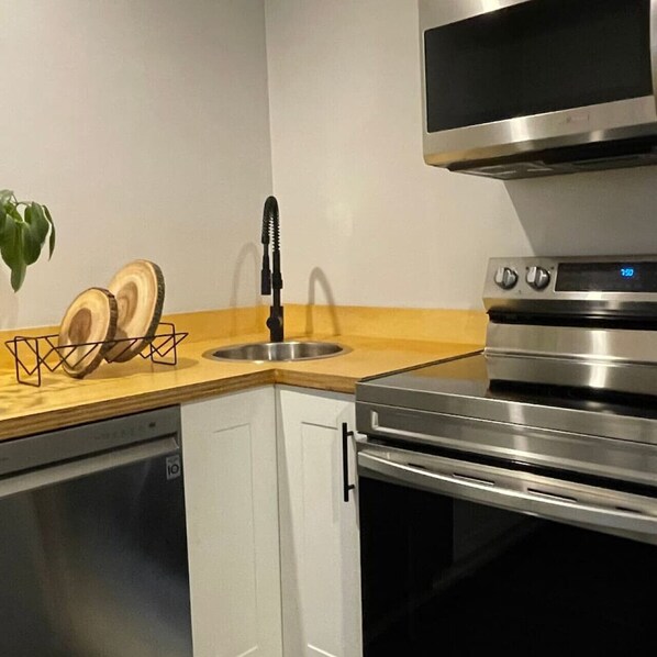 Réfrigérateur, four à micro-ondes, un four, surface de cuisson