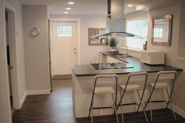 Kylskåp, mikrovågsugn, ugn och spishäll