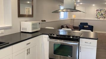 Kylskåp, mikrovågsugn, ugn och spishäll