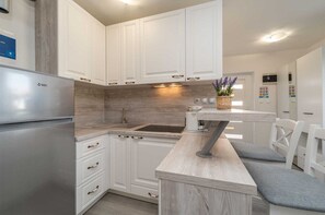 Oven, stovetop, coffee/tea maker, toaster