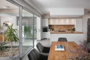 Fridge, oven, kitchen islands