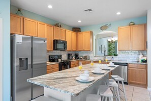 Fridge, microwave, oven, stovetop - LUXE Disney Home! Priv Heated Pool/Spa, 3000ft2, 6 bed/5.5bath, Sleeps 13! (Kissimmee)