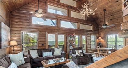 Rustic Lakeview Lodge near Center Hill