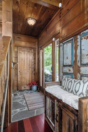 Interior - Rustic Lakeview Lodge near Center Hill (Smithville)