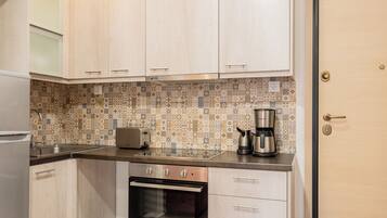 Kühlschrank, Mikrowelle, Ofen, Wasserkocher mit Kaffee-/Teezubehör