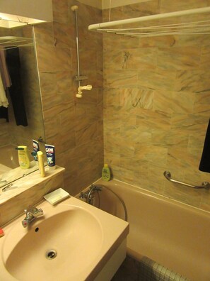 Douche, sĂšche-cheveux, bidet, serviettes fournies