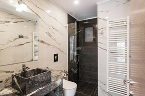 Hair dryer, towels, soap, shampoo - Novel studio Apartment- Nicholas Point Apartment Hotel (ATHENS)