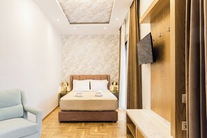 Iron/ironing board, travel crib, WiFi, bed sheets
