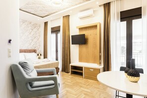 Tabla de planchar con plancha, cuna de viaje, wifi y ropa de cama 