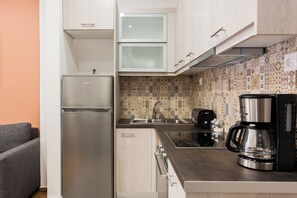 Kühlschrank, Mikrowelle, Ofen, Wasserkocher mit Kaffee-/Teezubehör