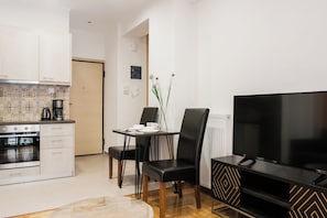 Fridge, microwave, oven, coffee/tea maker