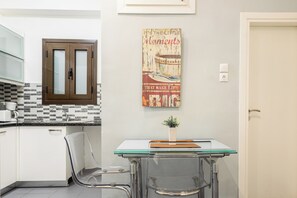 Kühlschrank, Ofen, Wasserkocher mit Kaffee-/Teezubehör, Wasserkocher