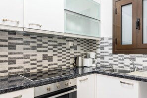 Kjøleskap, ovn, kaffetrakter/tekoker og vannkoker