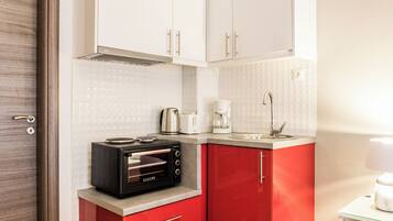 Kühlschrank, Ofen, Wasserkocher mit Kaffee-/Teezubehör, Toaster