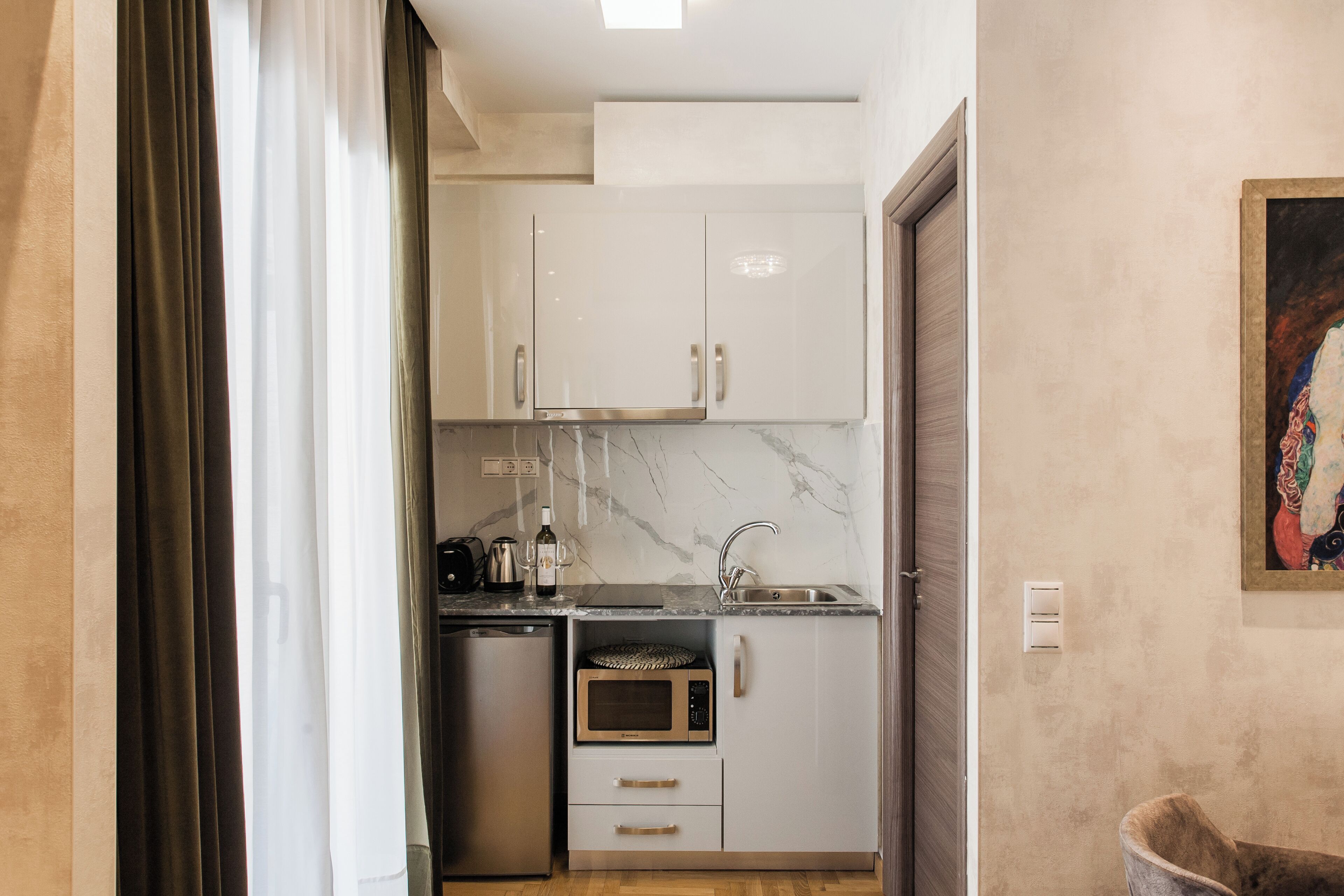 Kühlschrank, Mikrowelle, Wasserkocher mit Kaffee-/Teezubehör