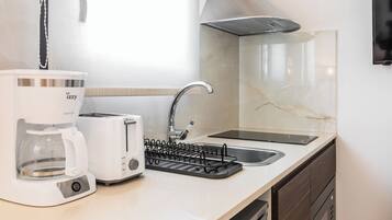 Geladeira, micro-ondas, fogão, cafeteira/chaleira