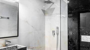 Secador de cabelo, toalhas de banho, sabonete, shampoo