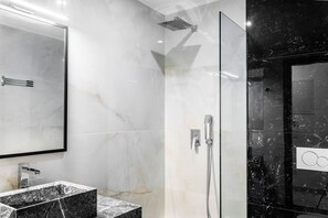 Hårtork, handdukar, tvål och schampo