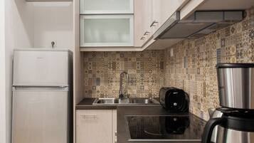 Fridge, microwave, oven, coffee/tea maker