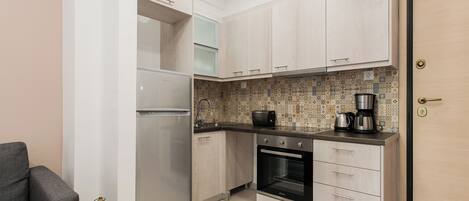 Kylskåp, mikrovågsugn, ugn och kaffe- och tebryggare