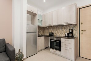 Kühlschrank, Mikrowelle, Ofen, Wasserkocher mit Kaffee-/Teezubehör