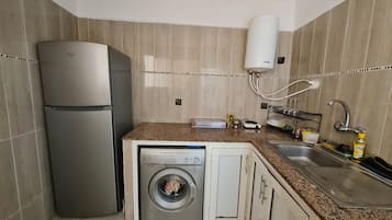 Cookware/dishes/utensils, dining tables, kitchen islands