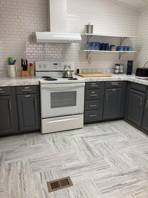 Refrigerador, microondas, horno y parrilla de estufa 
