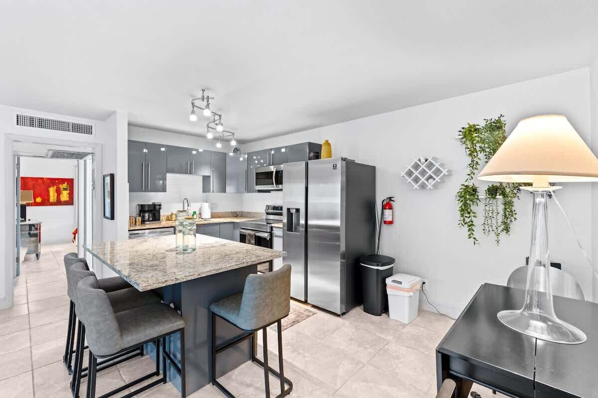 Réfrigérateur, micro-ondes, four, plaque de cuisson