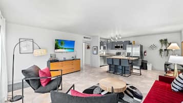 TV, bøker og kontorer