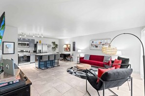 Télévision, livres, espaces bureaux